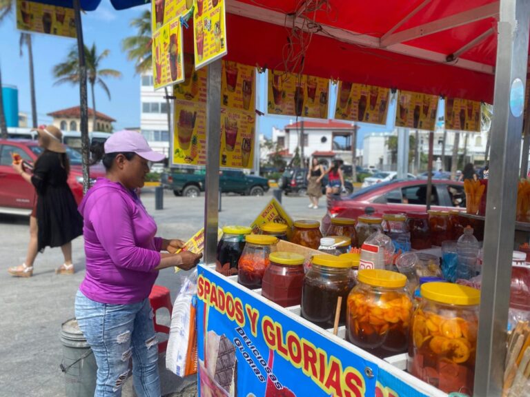 Ambulantes-son-reubicados-en-plaza-Acuario-de-Veracruz-puerto-habian-sido-desalojados-768x576