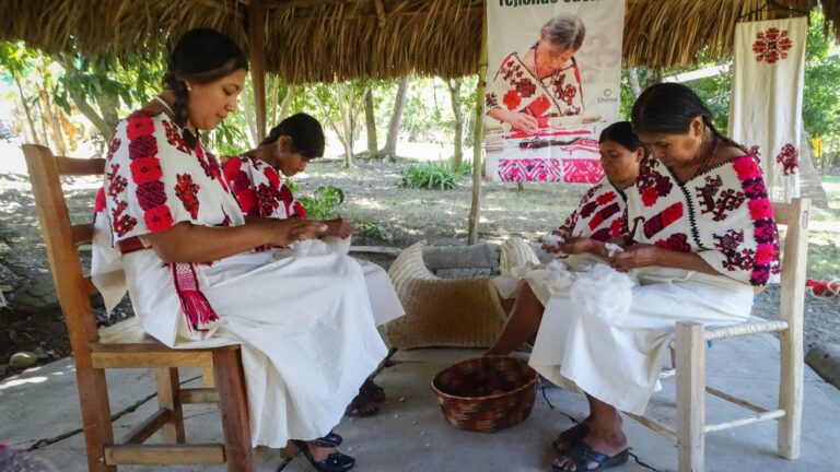 Tejiendo identidad, artesanas de Chalma transmiten el legado del Quexquémitl