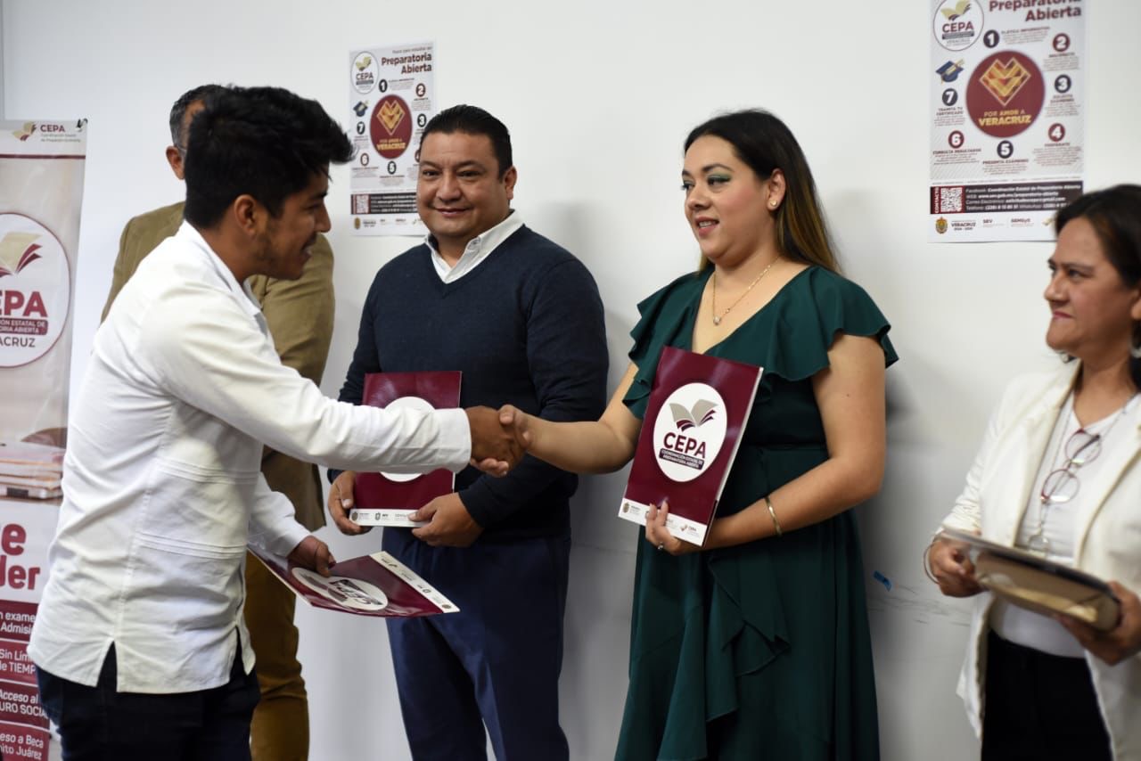 Superan el reto, jóvenes concluyen su bachillerato en el sistema abierto