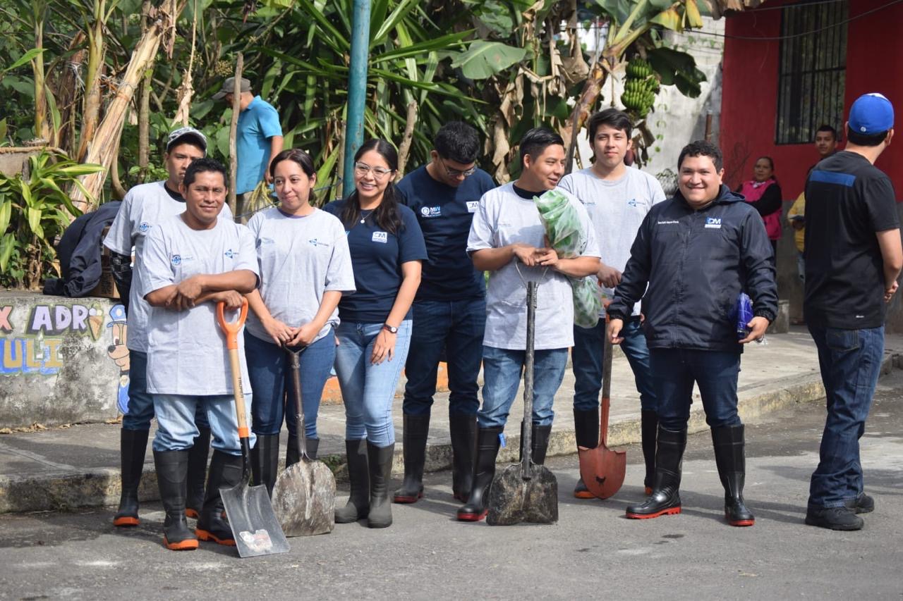 Ayuntamiento, vecinos y personal de Descamex retiran basura de río Quimiapa