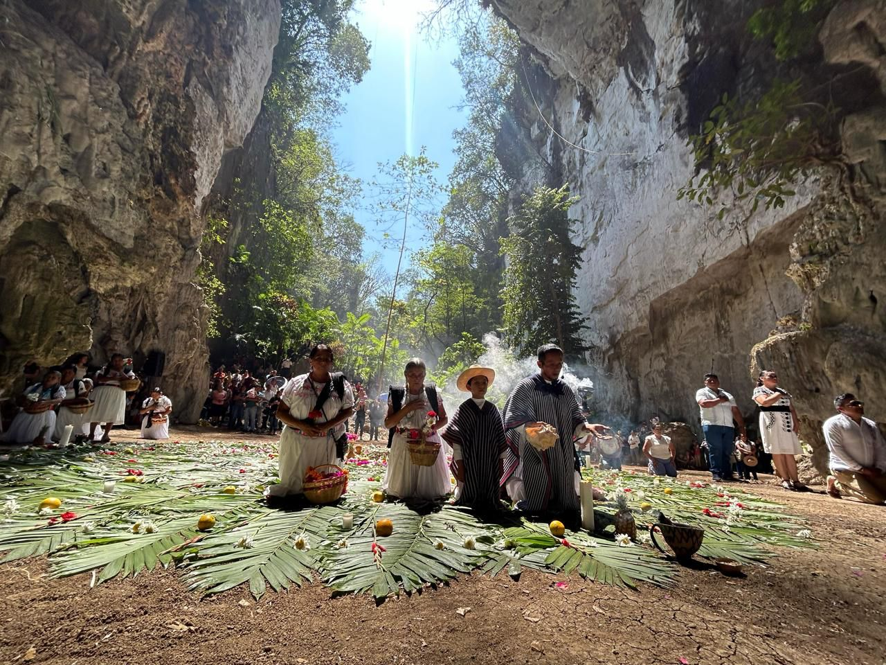 Más de 4 mil personas celebran los Xochitlallis en la Cueva de las Golondrinas