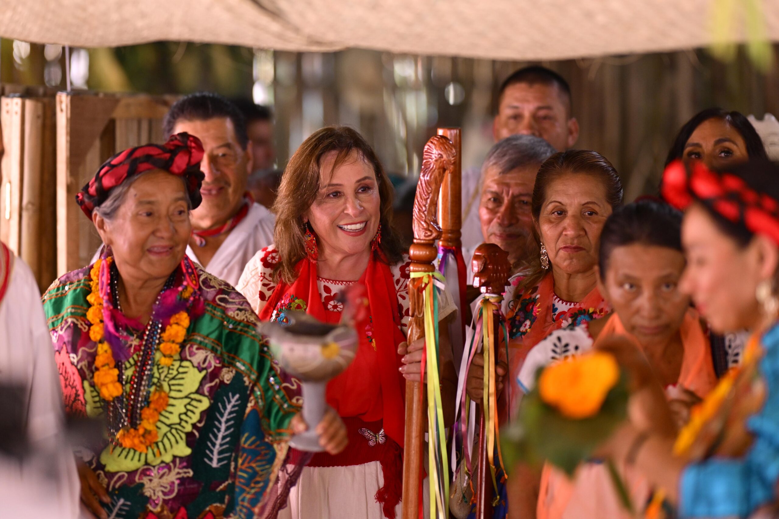 Gobernadora porta con orgullo vestimenta tradicional del Totonacapan, en Cumbre Tajín
