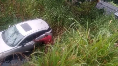 tras_intensa_lluvia_camioneta_termina_en_el_pantano_en_nanchital.jpeg_1435365325
